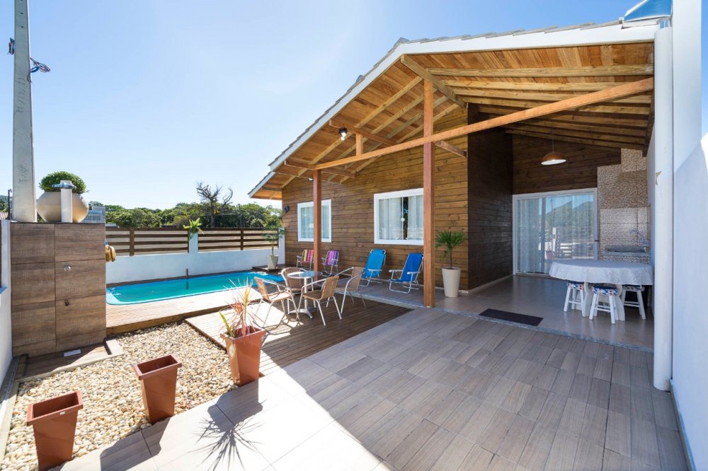 CASA COM PISCINA CABIÚNA -  PRAIA MARISCAL