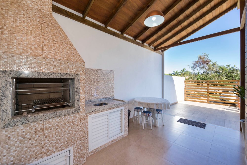 CASA COM PISCINA CABIÚNA -  PRAIA MARISCAL